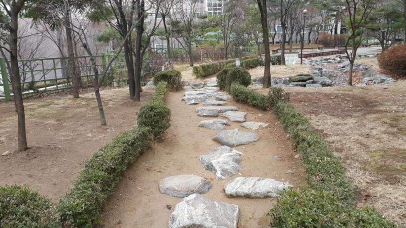 단지 주변과 연결된 산책로구요