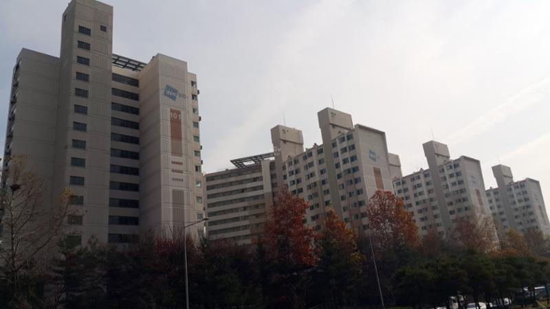 외부에서 바라본 학마을1단지 전경입니다