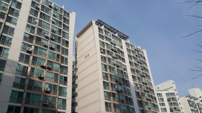 심플한 외관 디자인으로 품격있고 고급스러움이 느껴지는 단지 모습이에요