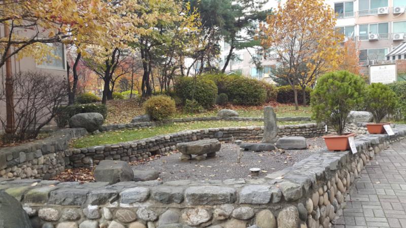 단지 중앙에는 분수시설과 수변시설, 다양한 조형물, 조경이 조화롭게 꾸며져 있습니다