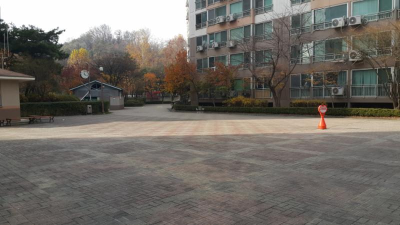 단지내 넉넉한 공간의 공터가 있어 간단한 맨손체조와 운동을 즐길수 있습니다