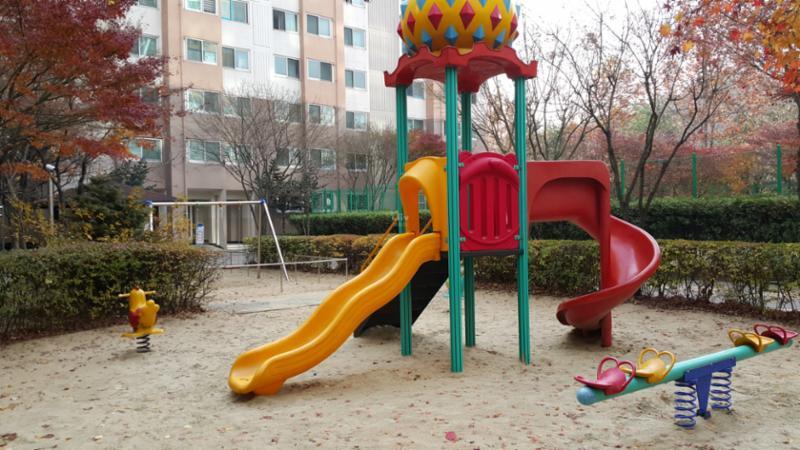 아기자기 한 색상으로 꾸며진 놀이터와 놀이기구 입니다
