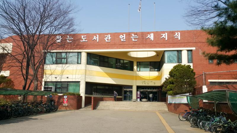 단지 주변으로 고척도서관이 위치해 있습니다