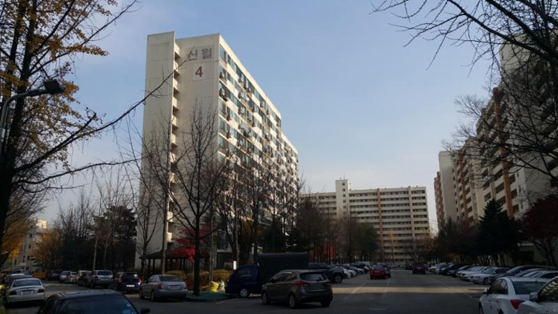 심플한 외관 디자인으로 고급스러움이 느껴지는 단지 모습이에요