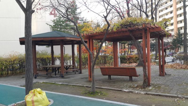 단지곳곳에 마련된 휴게시설입니다