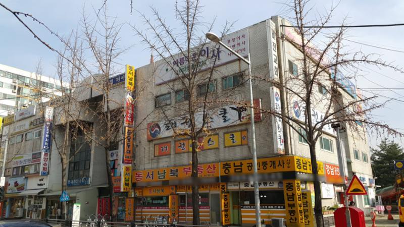 단지 내 상가가 배치되어 있고 다양한 업종의 상가들이 입점해  입주민들이 멀리 가지 않아도 편리하게 이용할 수 있도록 신경 쓴 모습 이에요