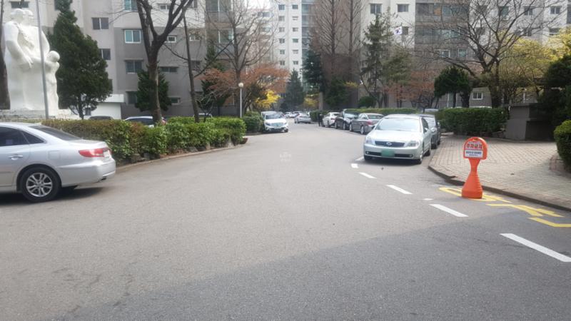 단지 내부를 가로지르는 대치우성1차 아파트 도로의 모습이에요