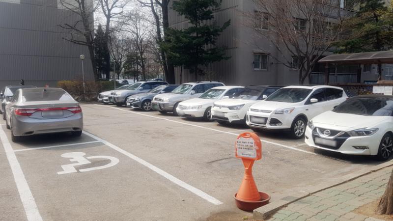 현관과 바로 연결되는 대치우성1차 아파트 주차장이에요