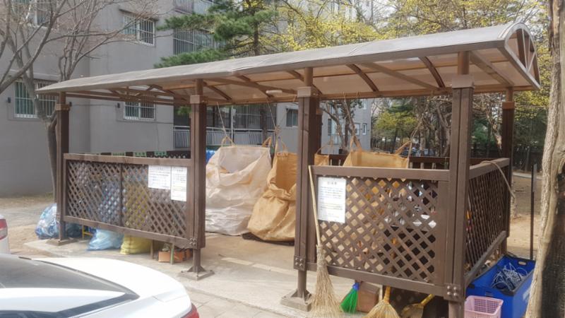 입주민들의 생활편의를 위하여 재활용 분리수거장을 야외에 별도로 설치하여 편의를 높였으며, 단지를 깨끗하게 관리할 수 있어요