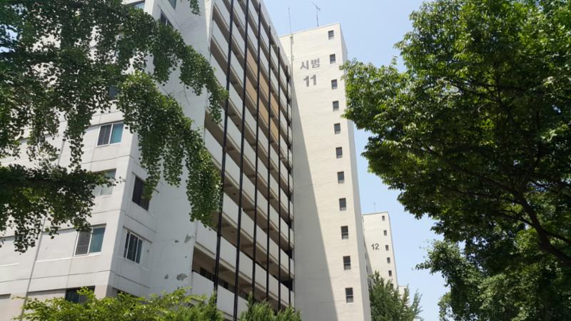 내부에서 촬영한 11동, 12동 전경 입니다