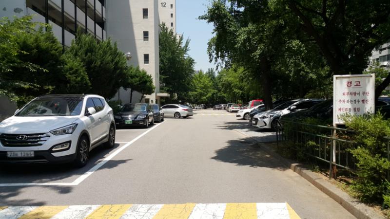 정문과 후문을 연결하는 단지내 도로 입니다
