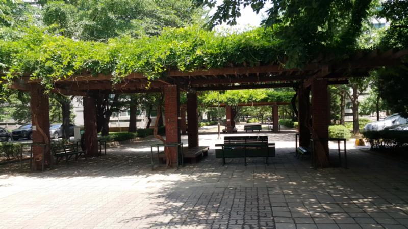 단지곳곳에 마련된 휴게시설입니다