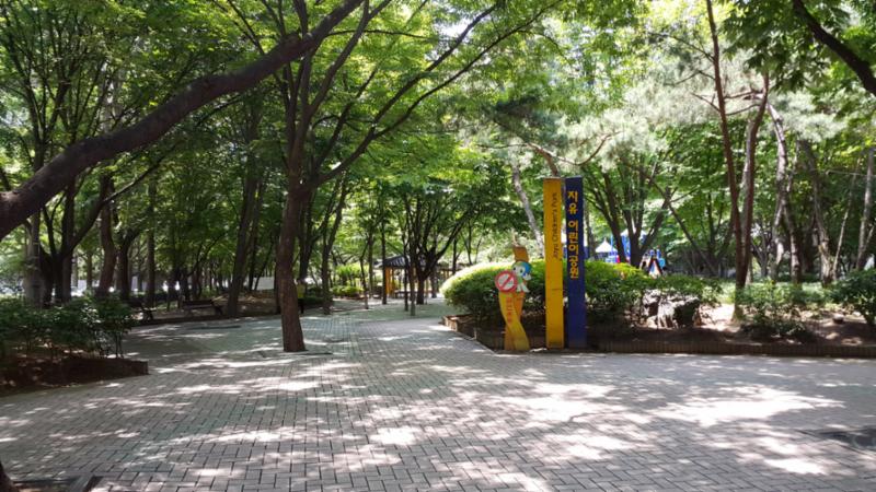 단지 중앙에는 주민 휴게시설이 넓게 자리하고 있으며 주변으로 조형물과 조경이 어우러져 있습니다