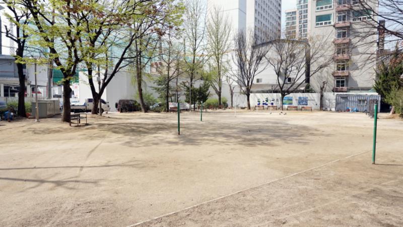 단지 주변에 설치되어 있는 평화어린이공원입니다
