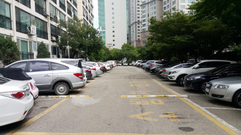 지상주차장과 인접한 단지내 도로에요