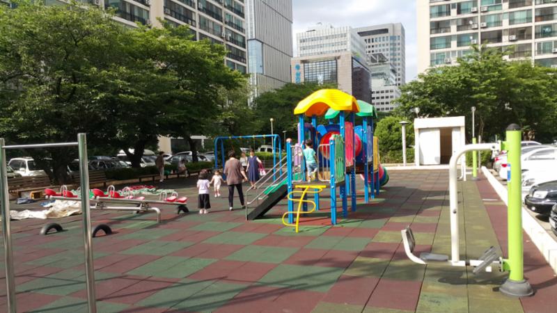 안전 바닥재 사용으로 아이들이 더 안전하게 뛰어놀 수 있고 먼지 없는 쾌적한 놀이터이에요
