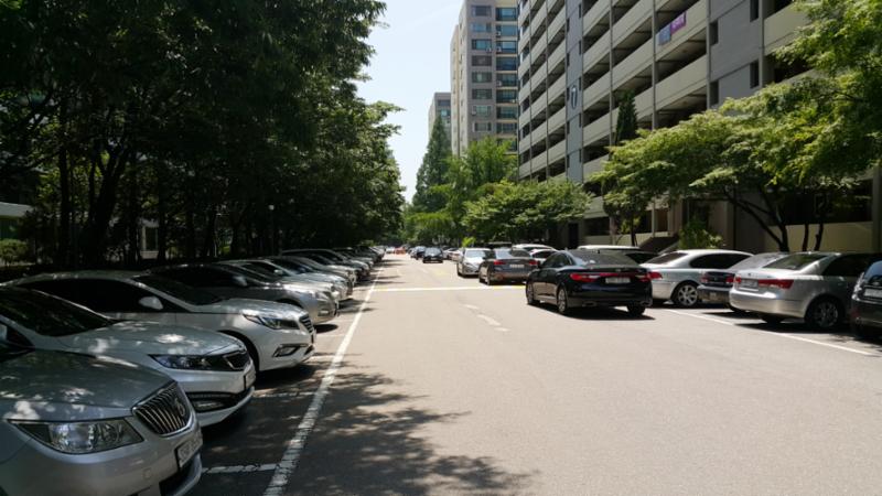 단지 내 지상주차장 모습이에요