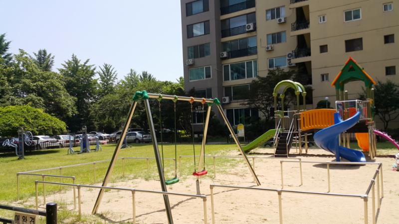 아이들이 뛰어놀 수 있는 놀이터이에요