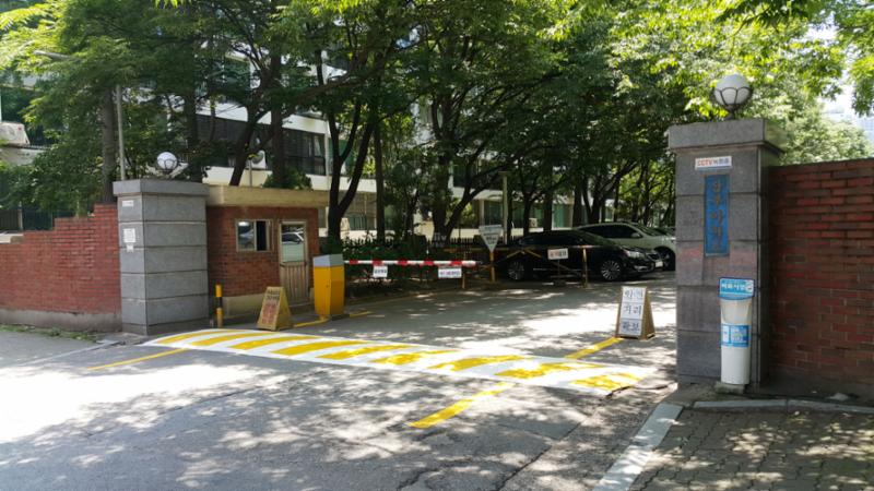 삼부아파트 단지 정문이에요