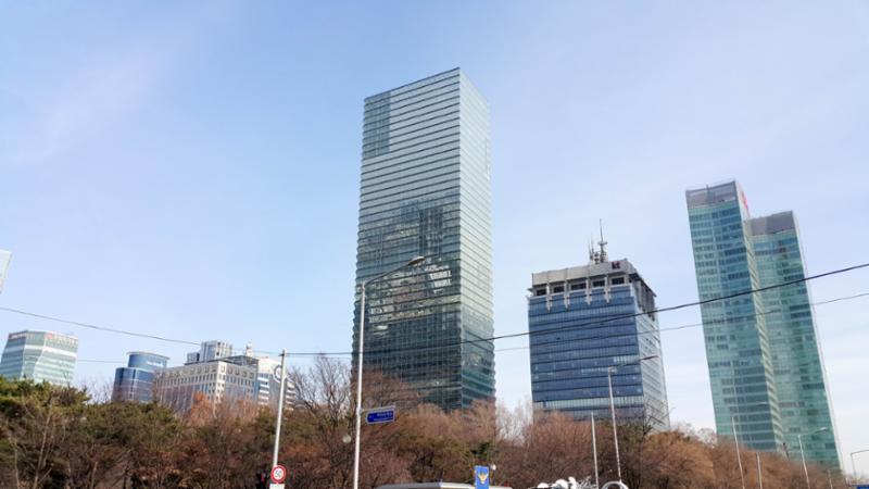 단지 인근엔 접근성, 인프라, 교통, 자연녹지 등 완벽한 조화를 이루는 세계적인 수준의 인텔리전트 빌딩인 전경련회관이 있습니다