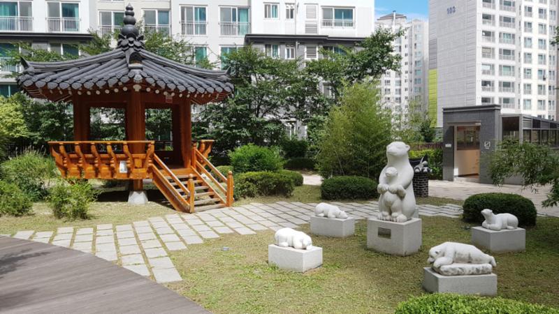 한국의 정취가 물씬 풍기는 정자와 북극성이라는 작품의 단지내 조경물이 설치되어 있어 단지 분위기를 한껏 고급스럽게 만들어 줘요