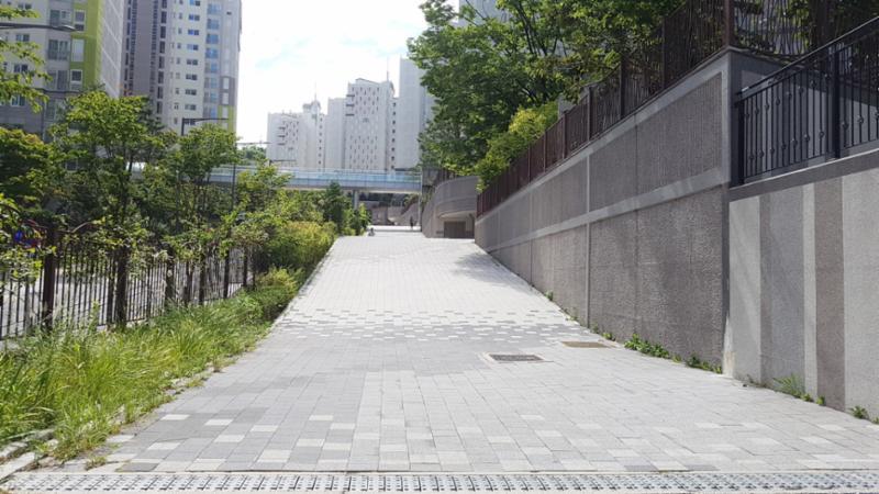 평지로 된 보행로에요