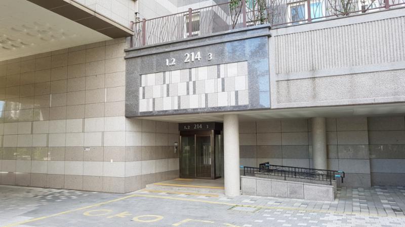 필로티 구조로된 고급스러운 공동현관이에요