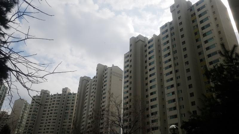 푸르지오만의 색채와 로고가 돋보이는 단지 외형 입니다