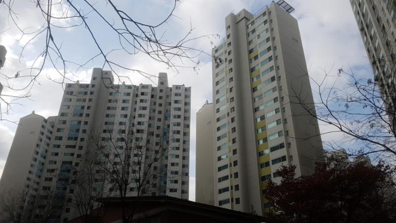 영등포푸르지오 아파트는 총31개동, 2,462가구로 이루어져 있으며 개별난방(도시가스)을 사용하고 있습니다