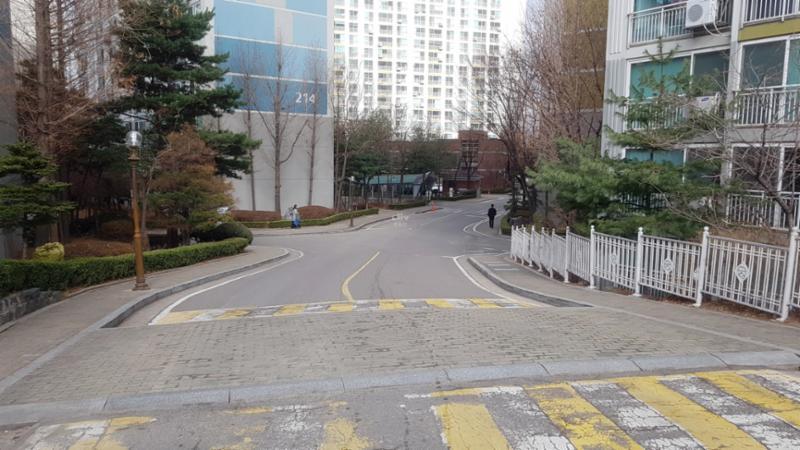 정문과 후문을 연결하는 단지내 도로 입니다