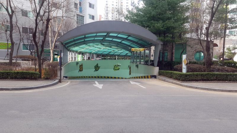 지하주차장 출입구 입니다