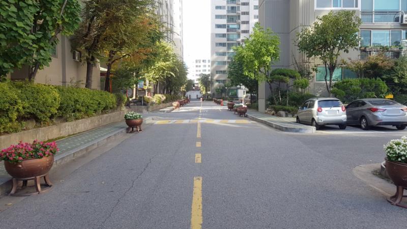 단지를 관통하여 이어져 있는 단지내도로에요