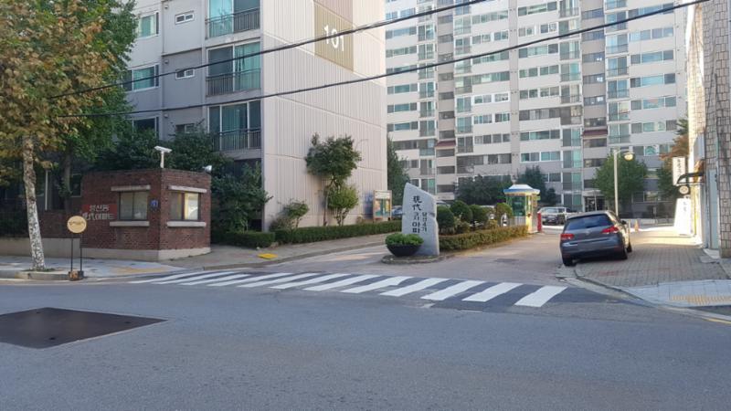 경비초소와 차량 출입차단기가 설치되어 있어 보안이 우수한 당산현대3차 정문입구에요
