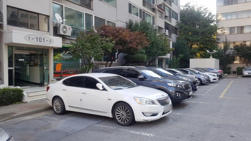 단지와 단지 사이에 넓은 지상 주차공간을 마련하여 집과 주차장의 이동이 편리해요
