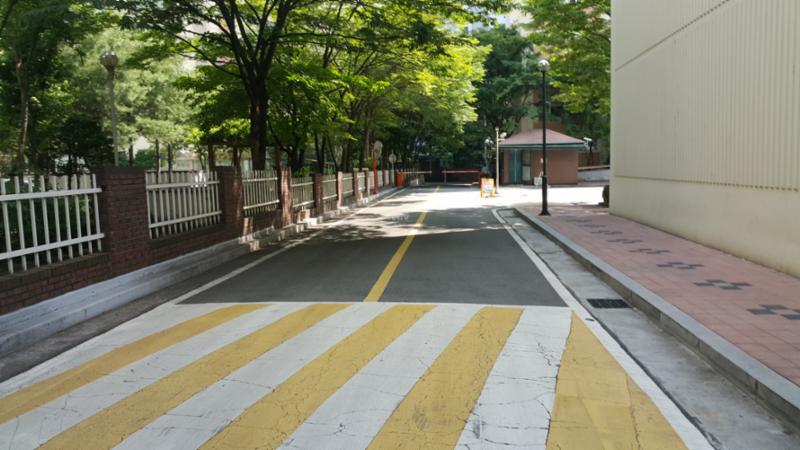 단지 내에서 서행하도록 과속방지턱이 있는 단지내도로에요