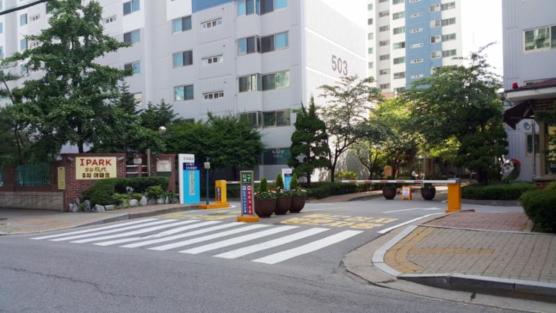 차량 출입차단기가 설치되어 있어 외부 차량의 진입을 통제하는 당산현대5차 정문입구에요
