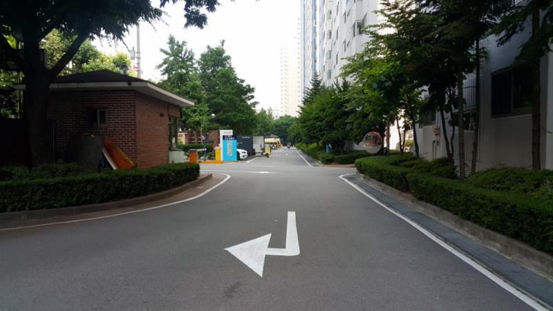 단지내 현관으로 바로 연결되는 도로에요