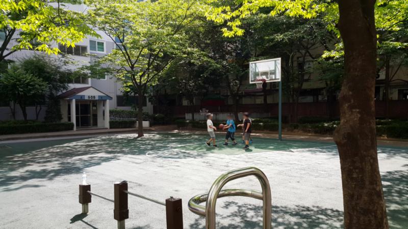 농구대 및 라인이 그려져 있어 주말에 가족들과 함께 운동을 즐길 수 있는 단지내 운동시설이에요