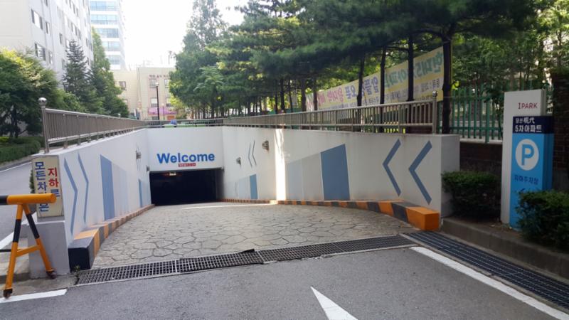 단지 내에 위치한 지하주차장이에요