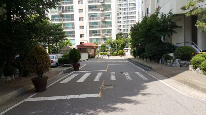 단지를 관통하여 이어져 있는 단지내 도로에요