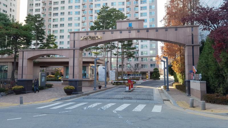 차량 출입차단기가 설치되어 있어 외부 차량의 출입을 통제할 수 있어 보안이 우수한 단지에요