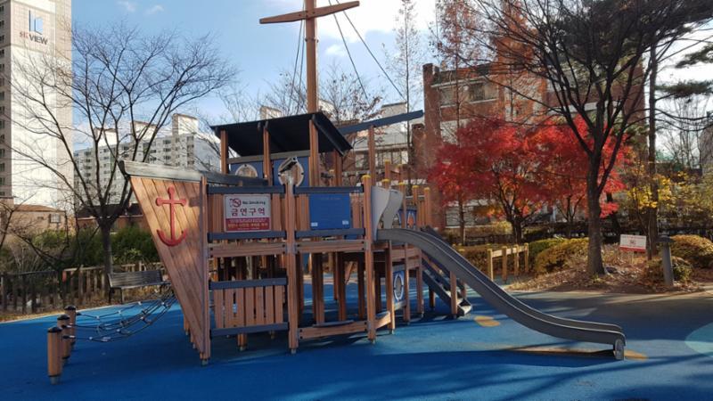 마치 바다에서 배를 탄 듯한 기분이 느껴지는 어린이놀이터에요