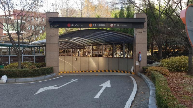 단지 내 주차장 출입구에요