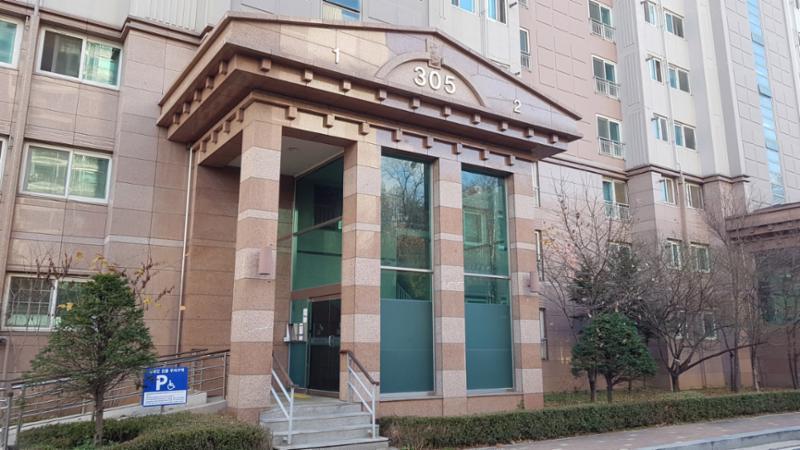 고급스러운 305동의 공동현관이에요