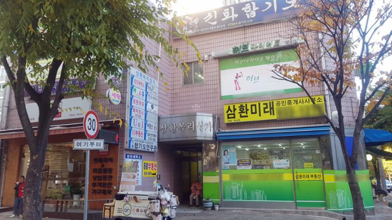 단지 내 상가가 배치되어 있고 다양한 업종의 상가들이 입점해  입주민들이 멀리 가지 않아도 편리하게 이용할 수 있도록 신경 쓴 모습이에요