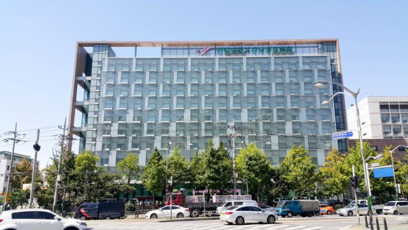 단지 근방에 있는 의료시설로써 응급상황 발생시에도 신속하게 조치를 받을수 있어서 편리하게 이용이 가능할 것 같습니다