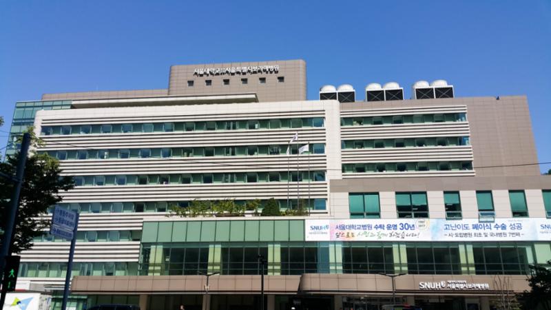 단지 주변에 위치한 대형 의료시설인 서울특별시 보라매병원입니다