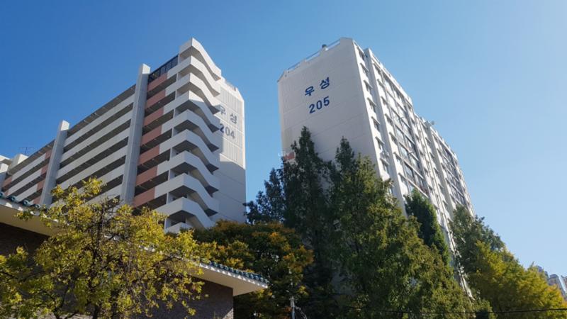 1986년에 지어진 단지인 만큼 부분적으로 연식이 느껴지지만 페인트로 재마감해 깔끔한 외관을 자랑하며, 전체적으로 양호하게 관리된 단지 외관이에요