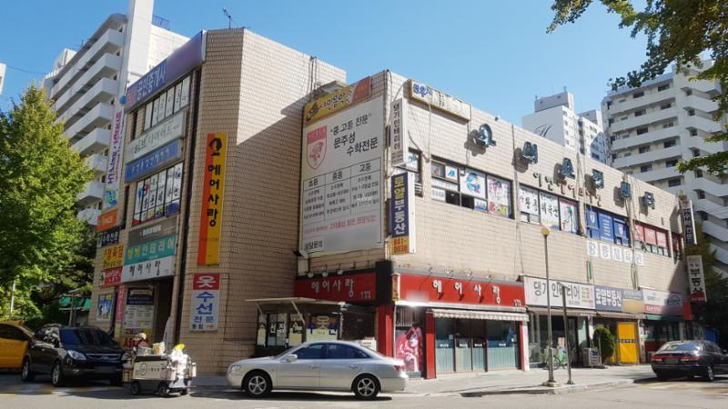 단지 내 상가가 배치되어 있고 다양한 업종의 상가들이 입점해 입주민들이 멀리 가지 않아도 편리하게 이용할 수 있도록 신경 쓴 모습이에요