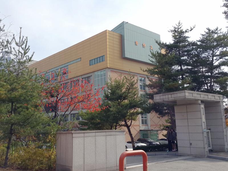 단지와 인접해 있는 동탄고등학교입니다